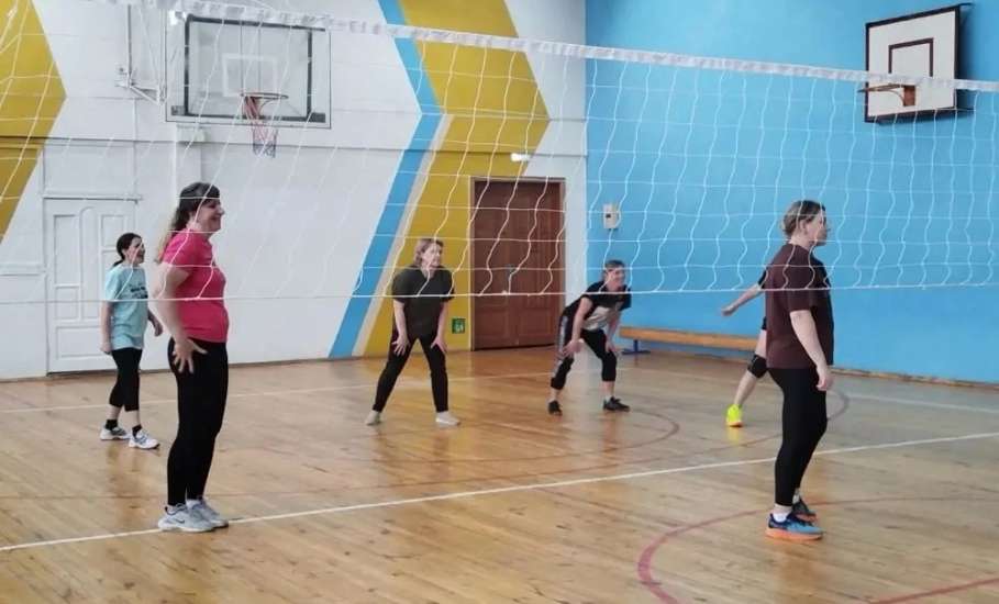 В преддверии Международного женского дня в гимназии №11 прошёл товарищеский матч по волейболу между мамами гимназистов и сборной командой девушек гимназии!