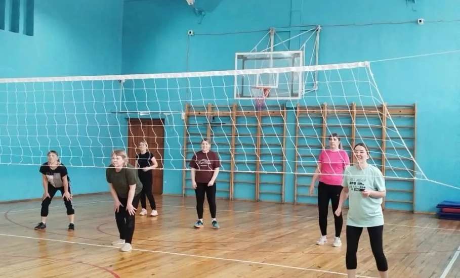 В преддверии Международного женского дня в гимназии №11 прошёл товарищеский матч по волейболу между мамами гимназистов и сборной командой девушек гимназии!