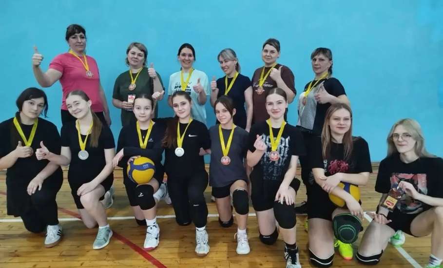 В преддверии Международного женского дня в гимназии №11 прошёл товарищеский матч по волейболу между мамами гимназистов и сборной командой девушек гимназии!