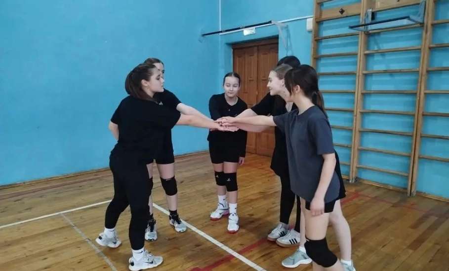 В преддверии Международного женского дня в гимназии №11 прошёл товарищеский матч по волейболу между мамами гимназистов и сборной командой девушек гимназии!