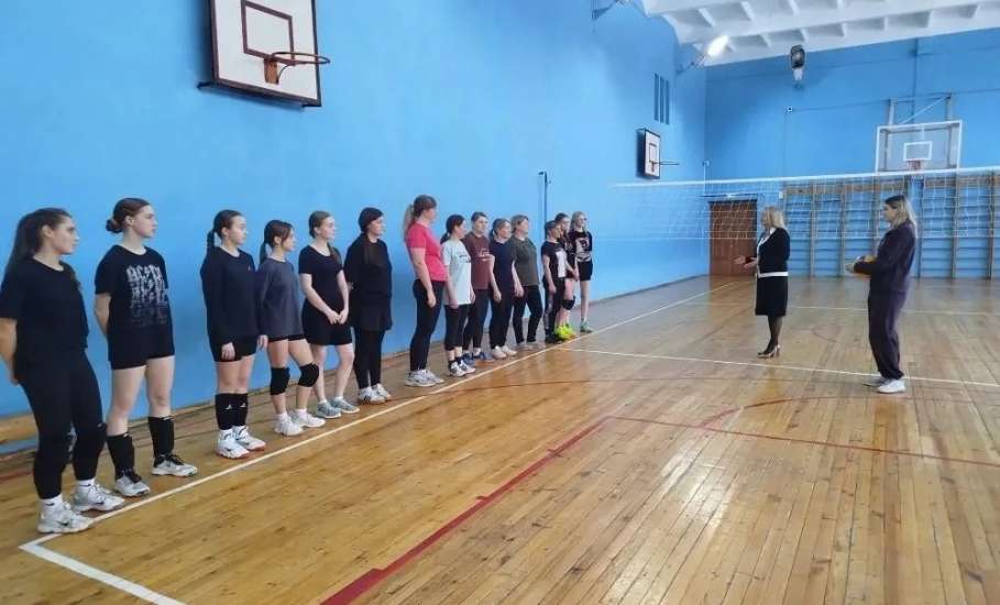 В преддверии Международного женского дня в гимназии №11 прошёл товарищеский матч по волейболу между мамами гимназистов и сборной командой девушек гимназии!