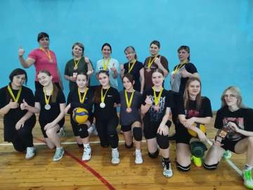 В преддверии Международного женского дня в гимназии №11 прошёл товарищеский матч по волейболу между мамами гимназистов и сборной командой девушек гимназии!