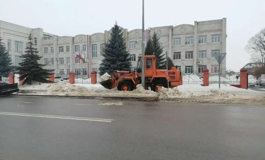 Коммунальные службы продолжают расчистку и вывоз снега на улицах города