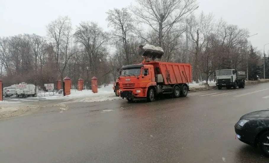 Коммунальные службы продолжают расчистку и вывоз снега на улицах города