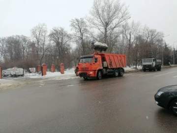 Коммунальные службы продолжают расчистку и вывоз снега на улицах города
