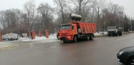 Коммунальные службы продолжают расчистку и вывоз снега на улицах города