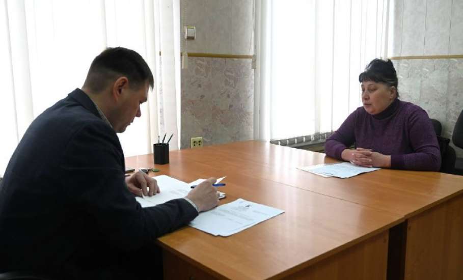 Сегодня провел личный прием граждан заместитель главы администрации городского округа города Ельца Денис Кирьянов