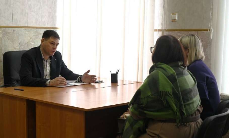 Сегодня провел личный прием граждан заместитель главы администрации городского округа города Ельца Денис Кирьянов