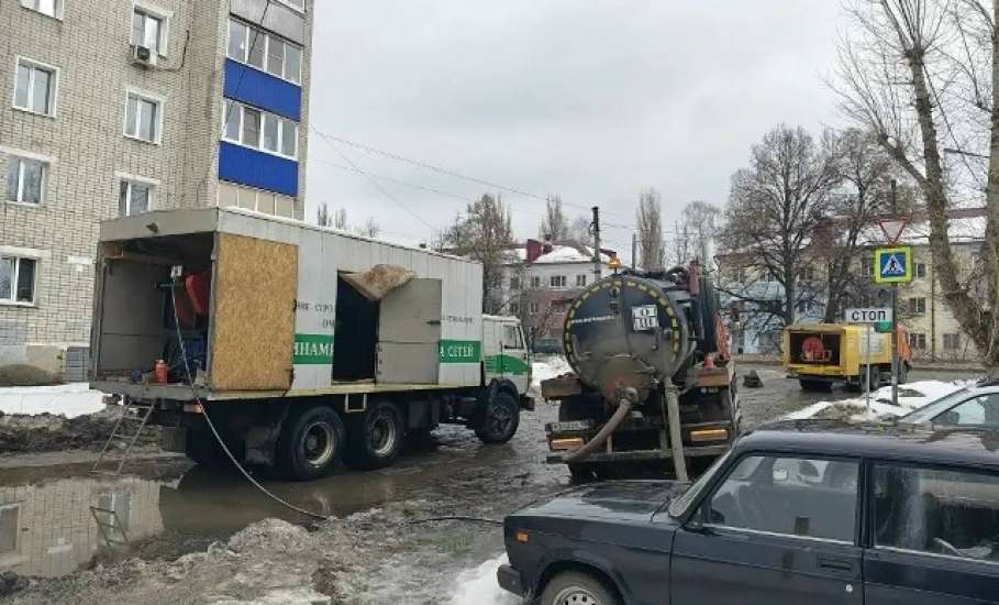 Продолжаются работы по прочистке ливневых канализаций для отвода талых вод на ул. Допризывников (от д. 1а до ул. Яна Фабрициуса)