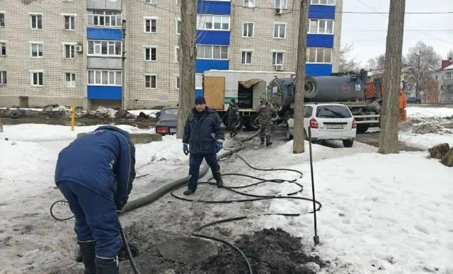 Продолжаются работы по прочистке ливневых канализаций для отвода талых вод на ул. Допризывников (от д. 1а до ул. Яна Фабрициуса)