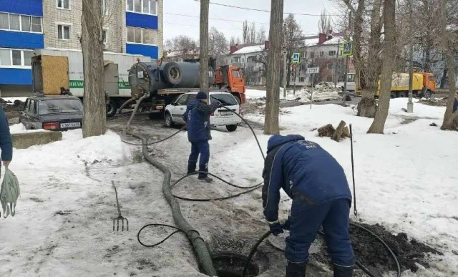 Продолжаются работы по прочистке ливневых канализаций для отвода талых вод на ул. Допризывников (от д. 1а до ул. Яна Фабрициуса)