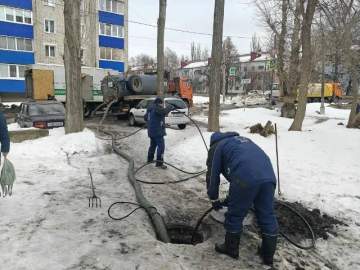 Продолжаются работы по прочистке ливневых канализаций для отвода талых вод на ул. Допризывников (от д. 1а до ул. Яна Фабрициуса)