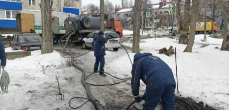 Продолжаются работы по прочистке ливневых канализаций для отвода талых вод на ул. Допризывников (от д. 1а до ул. Яна Фабрициуса)