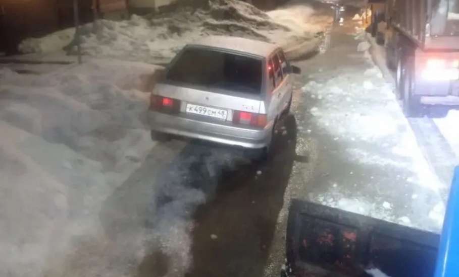 В Ельце машины мешают уборке города!