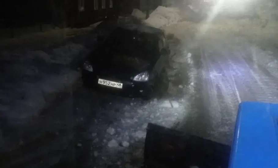 В Ельце машины мешают уборке города!