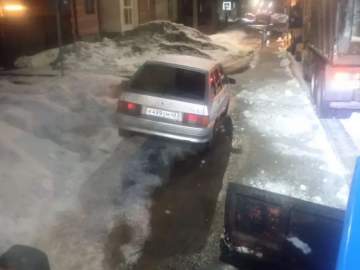 В Ельце машины мешают уборке города!