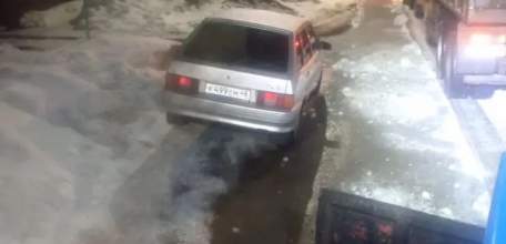 В Ельце машины мешают уборке города!