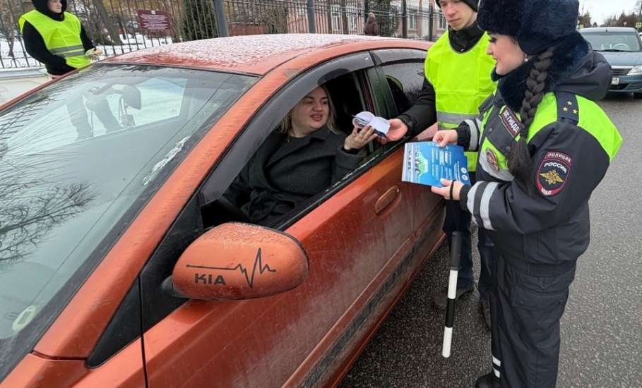 Сотрудники Госавтоинспекции раздавали в Ельце цветы и шоколадки!