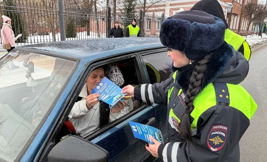 Сотрудники Госавтоинспекции раздавали в Ельце цветы и шоколадки!