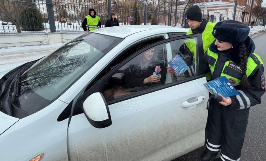 Сотрудники Госавтоинспекции раздавали в Ельце цветы и шоколадки!