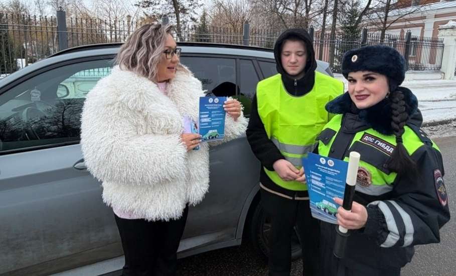 Сотрудники Госавтоинспекции раздавали в Ельце цветы и шоколадки!