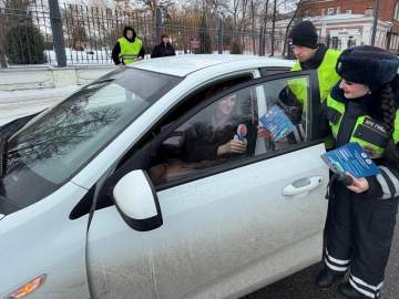 Сотрудники Госавтоинспекции раздавали в Ельце цветы и шоколадки!