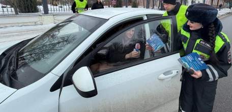 Сотрудники Госавтоинспекции раздавали в Ельце цветы и шоколадки!