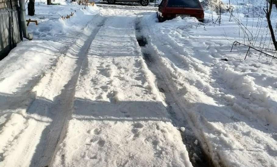 Автомобили жильцов мешают работе Елецводоканала по улице Радиотехнической!