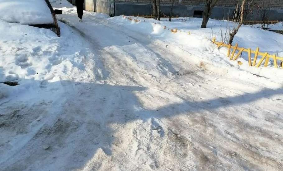 Автомобили жильцов мешают работе Елецводоканала по улице Радиотехнической!