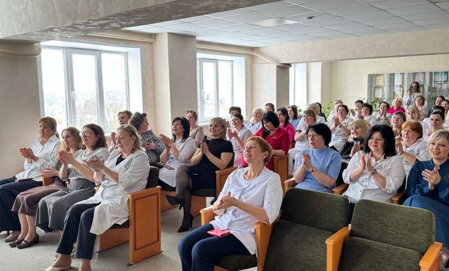 Артисты Дома культуры железнодорожников продолжают поздравлять прекрасных дам с наступающим весенним праздником