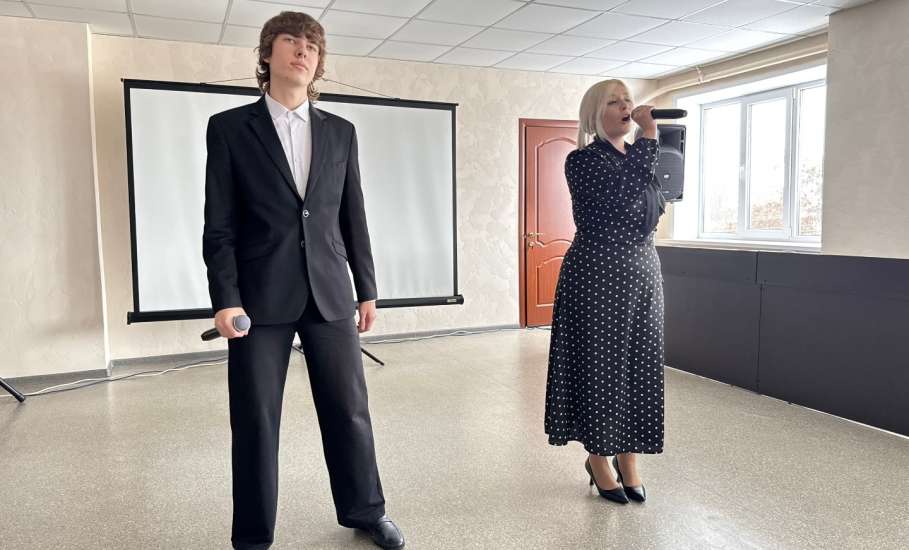 Артисты Дома культуры железнодорожников продолжают поздравлять прекрасных дам с наступающим весенним праздником