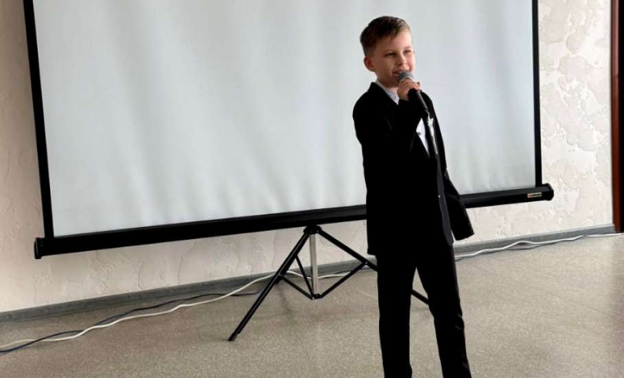 Артисты Дома культуры железнодорожников продолжают поздравлять прекрасных дам с наступающим весенним праздником