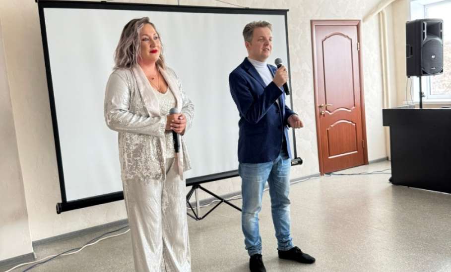 Артисты Дома культуры железнодорожников продолжают поздравлять прекрасных дам с наступающим весенним праздником