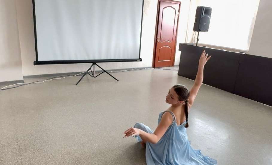 Артисты Дома культуры железнодорожников продолжают поздравлять прекрасных дам с наступающим весенним праздником