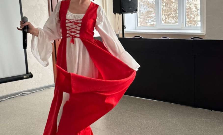 Артисты Дома культуры железнодорожников продолжают поздравлять прекрасных дам с наступающим весенним праздником