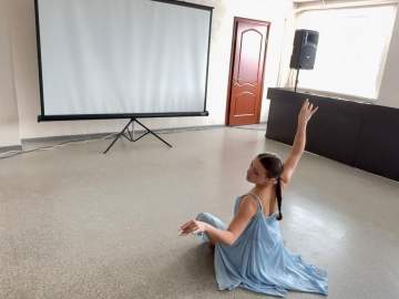 Артисты Дома культуры железнодорожников продолжают поздравлять прекрасных дам с наступающим весенним праздником