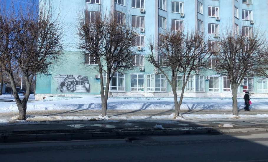 В центре Ельца провалился люк по весне на улице Коммунаров!