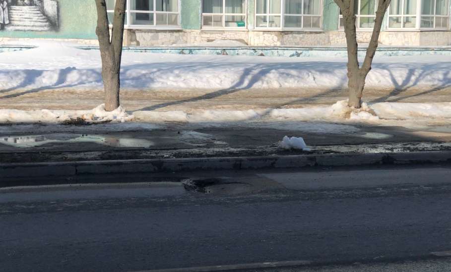 В центре Ельца провалился люк по весне на улице Коммунаров!