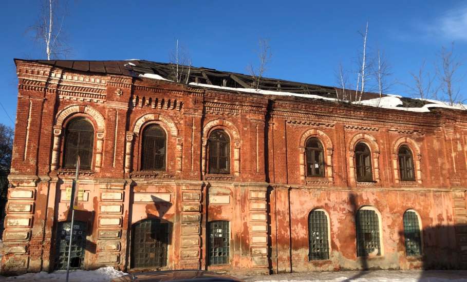 Крыша обвалилась в Ельце в старинном здании табачной фабрики купца Заусайлова!