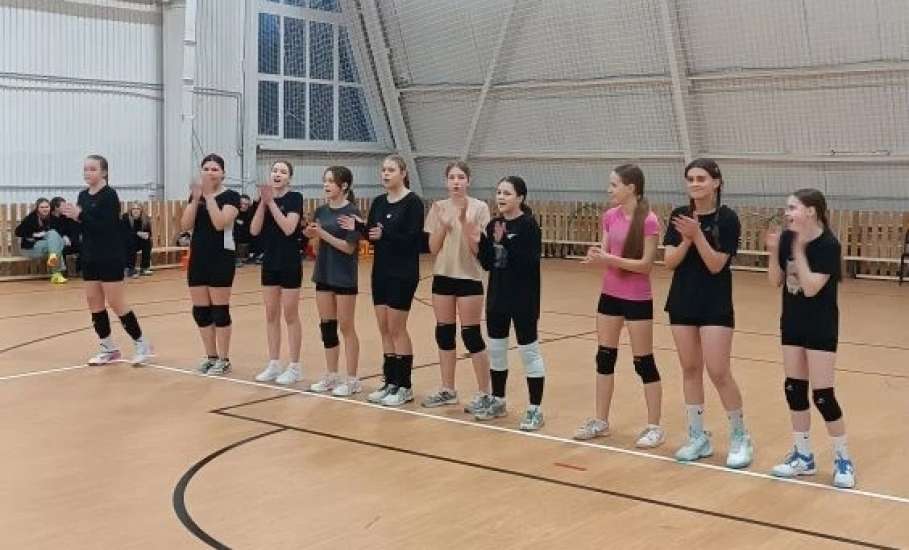 В Ельце прошло первенство по волейболу среди девушек до 18 лет