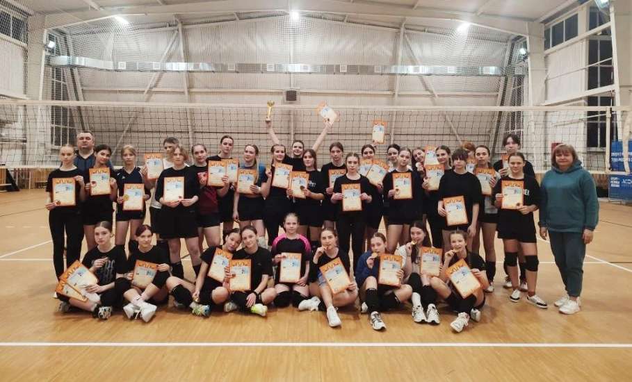 В Ельце прошло первенство по волейболу среди девушек до 18 лет