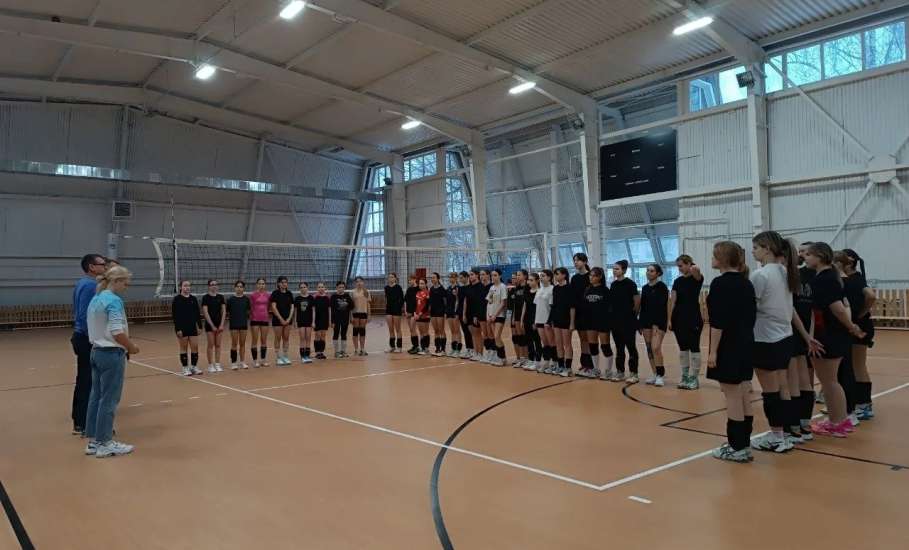В Ельце прошло первенство по волейболу среди девушек до 18 лет