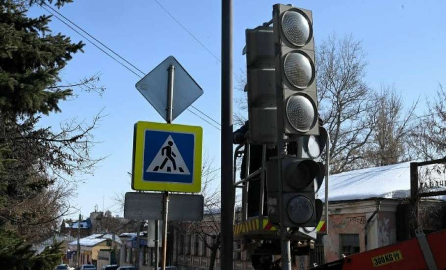 В центре Ельца монтируют новый светофор