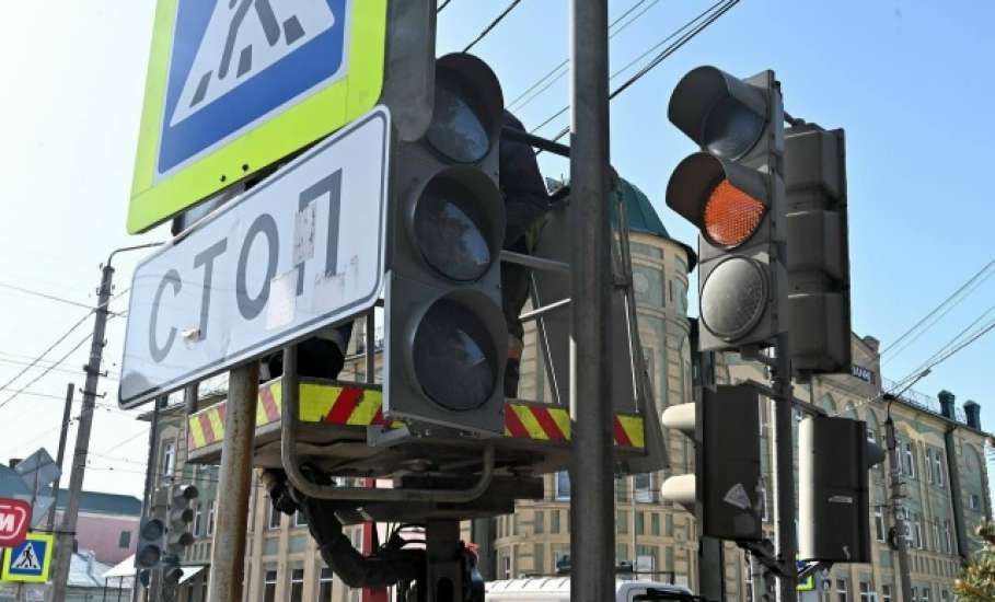 В центре Ельца монтируют новый светофор