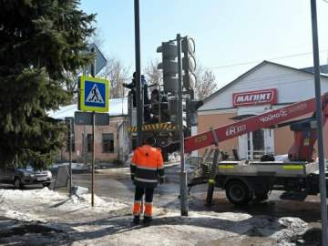 В центре Ельца монтируют новый светофор