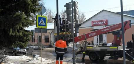В центре Ельца монтируют новый светофор