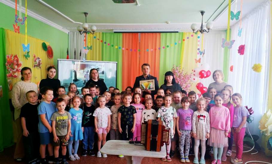 В детском саду детей развеселили рояльной гармошкой