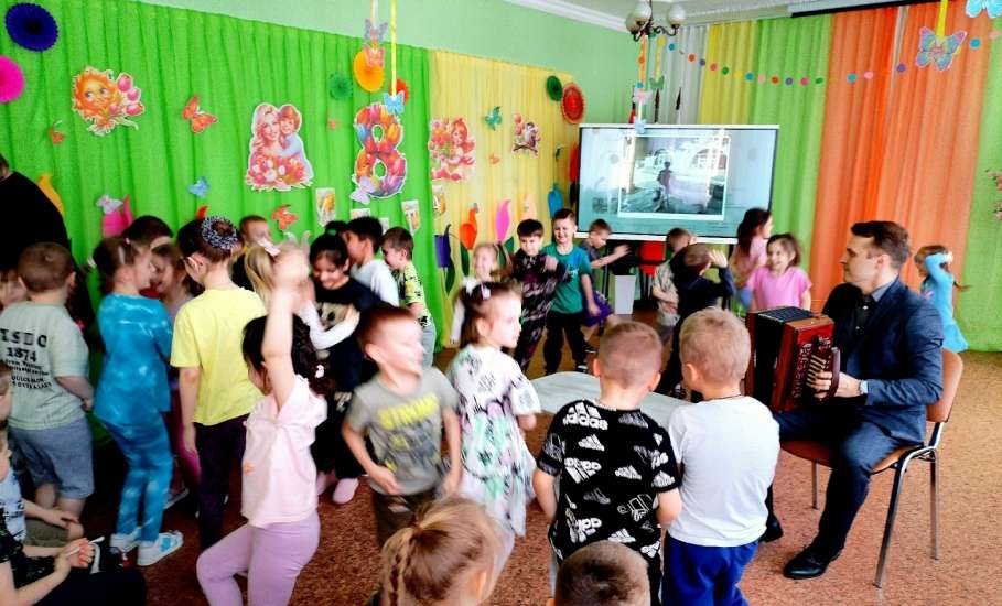 В детском саду детей развеселили рояльной гармошкой