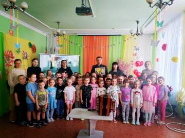 В детском саду детей развеселили рояльной гармошкой