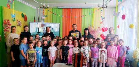 В детском саду детей развеселили рояльной гармошкой